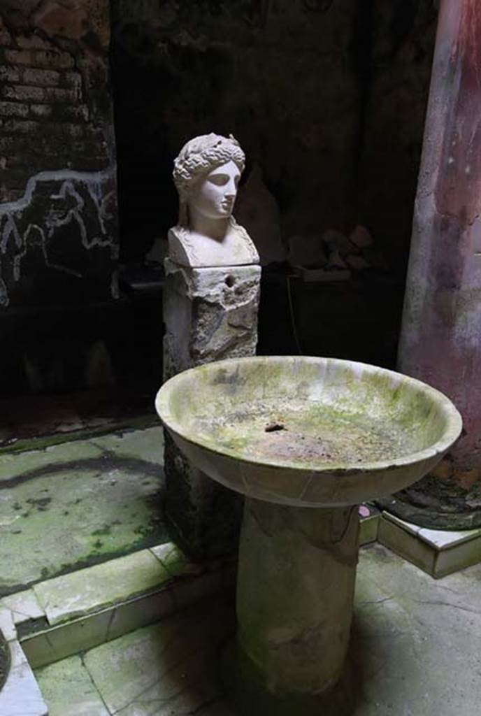 Fountain bust of Apollo, Suburban baths, Herculaneum. April 2008. Looking north-east in atrium with fountain bust of Apollo and basin.
Photo courtesy of Nicolas Monteix.
