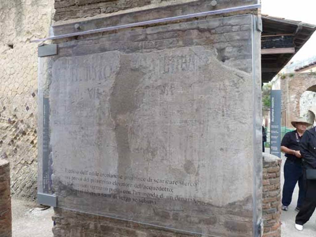 Water tower, at junction of Cardo IV Superiore and Decumanus Maximus, Herculaneum. 
September 2015. Painted on the east side of the pilaster was the edict of an aedile, renewing a previous disposition that prohibited discharging excrement at this place, and threatening a penalty of one denarius for offenders if they were freed men, or a whipping if they were slaves.
