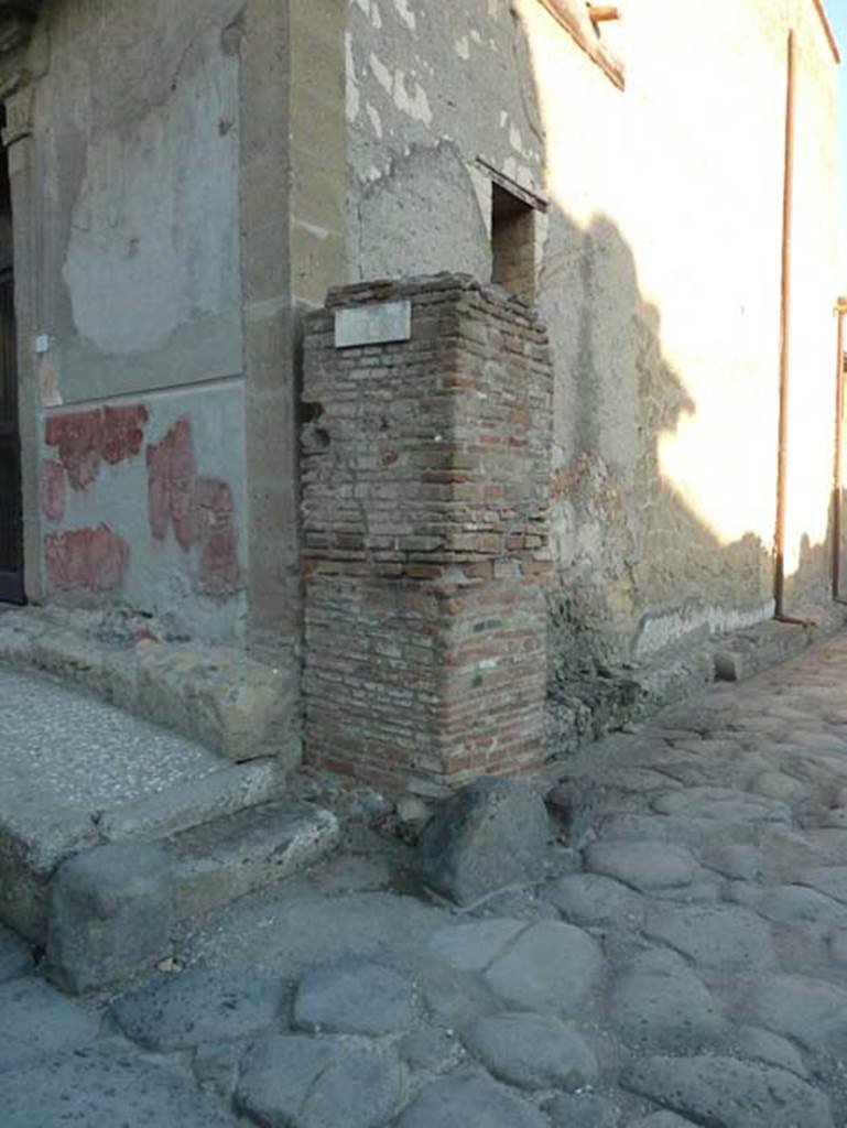 Water tower, Decumanus Inferiore, Herculaneum. September 2015. 
Tower for regulating the pressure and distribution of water, on the corner of Decumanus Inferiore by V.1. 
Looking east from junction with Cardo IV, 
