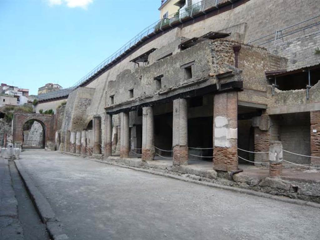 Decumanus Maximus, Herculaneum. August 2013. Drainage channel on south side. Looking north-west from doorway 6, on right. 
Photo courtesy of Buzz Ferebee.

