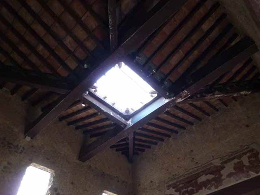 III.11 Herculaneum. May 2010. Room 6, ceiling and compluvium in atrium. 