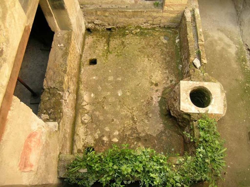 III.14, Herculaneum, April 2005. Looking west across courtyard/garden. Photo courtesy of Nicolas Monteix.